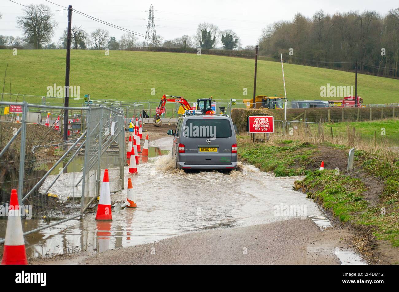 Chalfont St Giles, Großbritannien. März 2021, 18th. Die kurvenreiche Landstraße House Farm Lane in Chalfont St Giles ist seit HS2 nicht mehr erkennbar und für Fußgänger nicht mehr zugänglich. HS2 haben Hektar Ackerland zerstört, Bäume gefällt und Hecken für den Bau einer hoch abfallenden Haul-Straße bis zur HS2 Lüftungsschachtbaustelle entfernt. Einige Bewohner haben jetzt die Haul Straßendamm vor ihren Häusern und die Spur vor ihren Häusern wurde abgeschnitten an einem Ende. Auch der Fluss Misbourne ist jetzt regelmäßig Überschwemmungen nach der HS2 Absetzung in die Gegend. Quelle: Maureen McLean Stockfoto