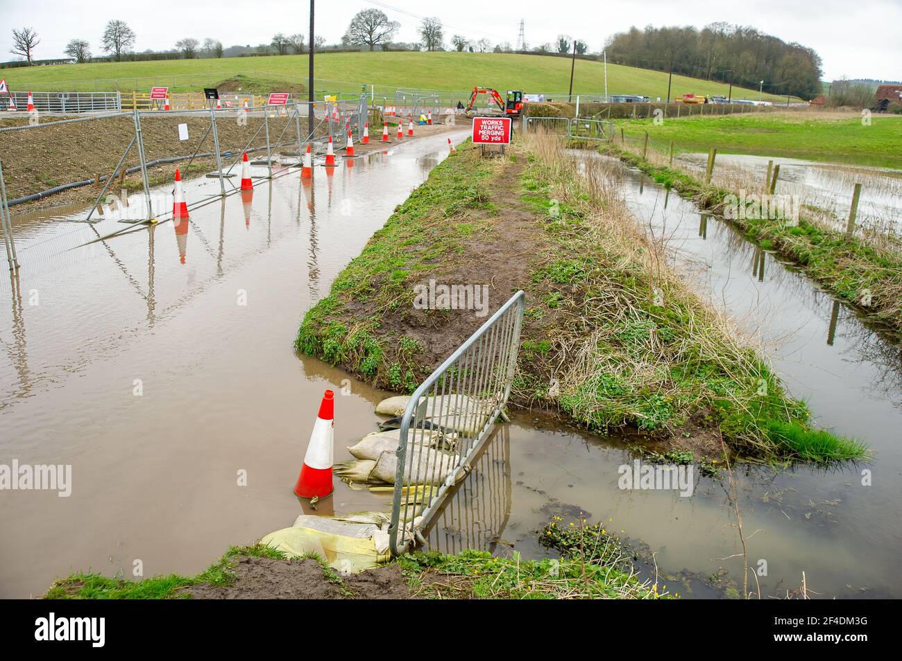 Chalfont St Giles, Großbritannien. März 2021, 18th. Die kurvenreiche Landstraße House Farm Lane in Chalfont St Giles ist seit HS2 nicht mehr erkennbar und für Fußgänger nicht mehr zugänglich. HS2 haben Hektar Ackerland zerstört, Bäume gefällt und Hecken für den Bau einer hoch abfallenden Haul-Straße bis zur HS2 Lüftungsschachtbaustelle entfernt. Einige Bewohner haben jetzt die Haul Straßendamm vor ihren Häusern und die Spur vor ihren Häusern wurde abgeschnitten an einem Ende. Auch der Fluss Misbourne ist jetzt regelmäßig Überschwemmungen nach der HS2 Absetzung in die Gegend. Quelle: Maureen McLean Stockfoto