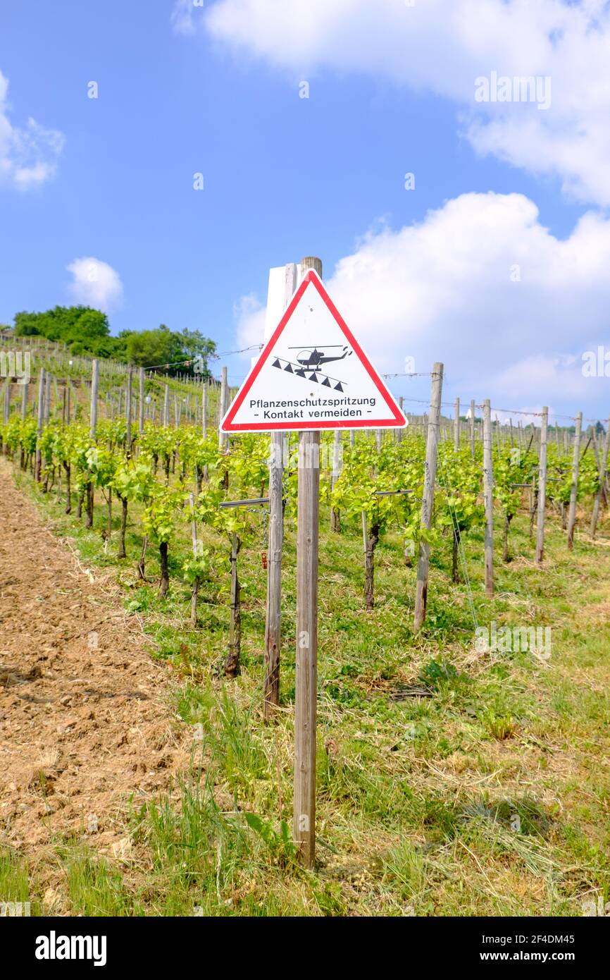 Warnschild für den Getreideduster in den Weingärten im Ahrtal im Mai 2018. Stockfoto
