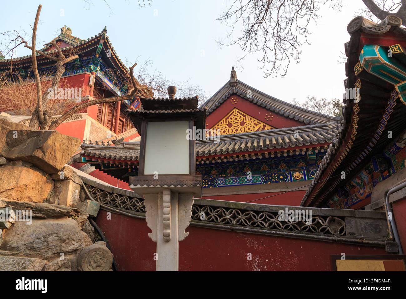 Schöne traditionelle Qing-Ära chinesische Architektur im Behai Park in Peking, China im Mai 2018 Stockfoto