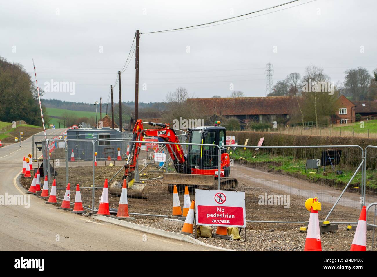 Chalfont St Giles, Großbritannien. März 2021, 18th. Die kurvenreiche Landstraße House Farm Lane in Chalfont St Giles ist seit HS2 nicht mehr erkennbar und für Fußgänger nicht mehr zugänglich. HS2 haben Hektar Ackerland zerstört, Bäume gefällt und Hecken für den Bau einer hoch abfallenden Haul-Straße bis zur HS2 Lüftungsschachtbaustelle entfernt. Einige Bewohner haben jetzt die Haul Straßendamm vor ihren Häusern und die Spur vor ihren Häusern wurde abgeschnitten an einem Ende. Auch der Fluss Misbourne ist jetzt regelmäßig Überschwemmungen nach der HS2 Absetzung in die Gegend. Quelle: Maureen McLean Stockfoto