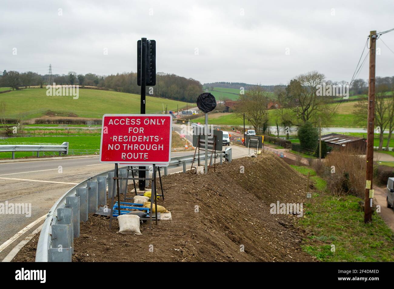 Chalfont St Giles, Großbritannien. März 2021, 18th. Die kurvenreiche Landstraße House Farm Lane in Chalfont St Giles ist seit HS2 nicht mehr erkennbar und für Fußgänger nicht mehr zugänglich. HS2 haben Hektar Ackerland zerstört, Bäume gefällt und Hecken für den Bau einer hoch abfallenden Haul-Straße bis zur HS2 Lüftungsschachtbaustelle entfernt. Einige Bewohner haben jetzt die Haul Straßendamm vor ihren Häusern und die Spur vor ihren Häusern wurde abgeschnitten an einem Ende. Auch der Fluss Misbourne ist jetzt regelmäßig Überschwemmungen nach der HS2 Absetzung in die Gegend. Quelle: Maureen McLean Stockfoto