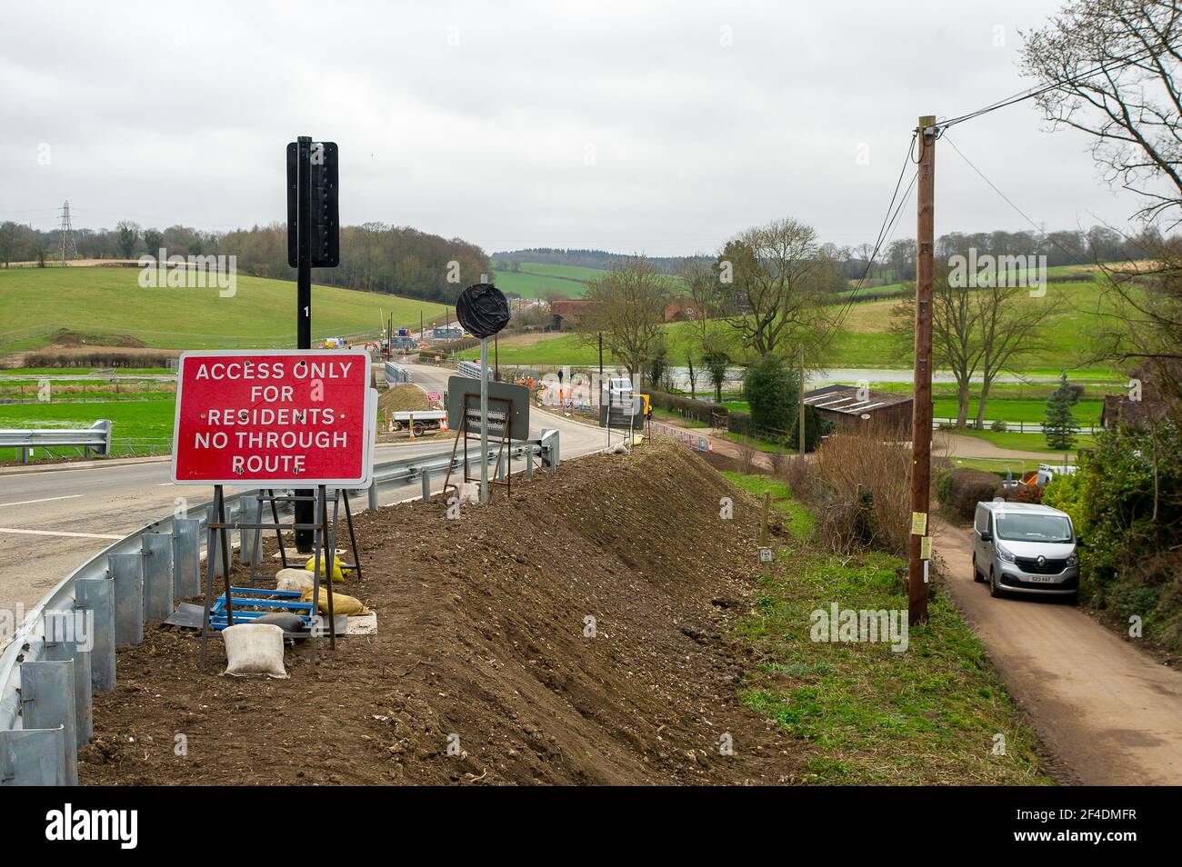 Chalfont St Giles, Großbritannien. März 2021, 18th. Die kurvenreiche Landstraße House Farm Lane in Chalfont St Giles ist seit HS2 nicht mehr erkennbar und für Fußgänger nicht mehr zugänglich. HS2 haben Hektar Ackerland zerstört, Bäume gefällt und Hecken für den Bau einer hoch abfallenden Haul-Straße bis zur HS2 Lüftungsschachtbaustelle entfernt. Einige Bewohner haben jetzt die Haul Straßendamm vor ihren Häusern und die Spur vor ihren Häusern wurde abgeschnitten an einem Ende. Auch der Fluss Misbourne ist jetzt regelmäßig Überschwemmungen nach der HS2 Absetzung in die Gegend. Quelle: Maureen McLean Stockfoto