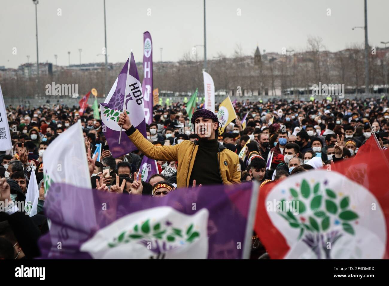 Ein junger Mann ruft während der Feier Slogans mit der Fahne der Demokratischen Partei der Völker in der Hand.Newroz stammt aus Persien in der religiösen Tradition des Zoroastrismus. Es gilt als das wichtigste Fest in der kurdischen Kultur, das die Ankunft des Frühlings und des neuen Jahres feiert. Dieses Fest ist zu einer Feier der kurdischen Identität und zu einem Symbol für die Revolution und den Kampf der Kurden im Laufe der Geschichte geworden. Stockfoto