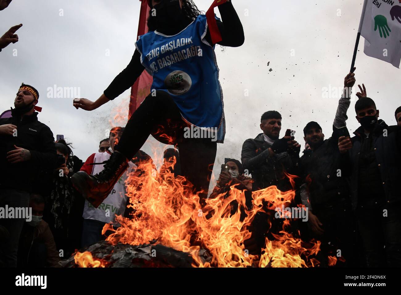 Istanbul, Türkei. März 2021, 20th. Ein Mann springt über ein brennendes Feuer während der Feier.Newroz entstand in Persien in der religiösen Tradition des Zoroastrismus. Es gilt als das wichtigste Fest in der kurdischen Kultur, das die Ankunft des Frühlings und des neuen Jahres feiert. Dieses Fest ist zu einer Feier der kurdischen Identität und zu einem Symbol für die Revolution und den Kampf der Kurden im Laufe der Geschichte geworden. (Foto von Hakan Akgun/SOPA Images/Sipa USA) Quelle: SIPA USA/Alamy Live News Stockfoto