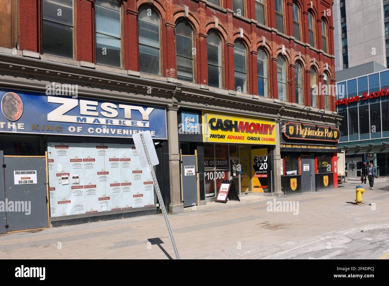 Ottawa, Kanada - 17. März 2021: Reihe von Geschäften in der Rideau Street, einschließlich des Highlander Pub, der wegen der Coronavirus-Pandemie geschlossen werden musste Stockfoto