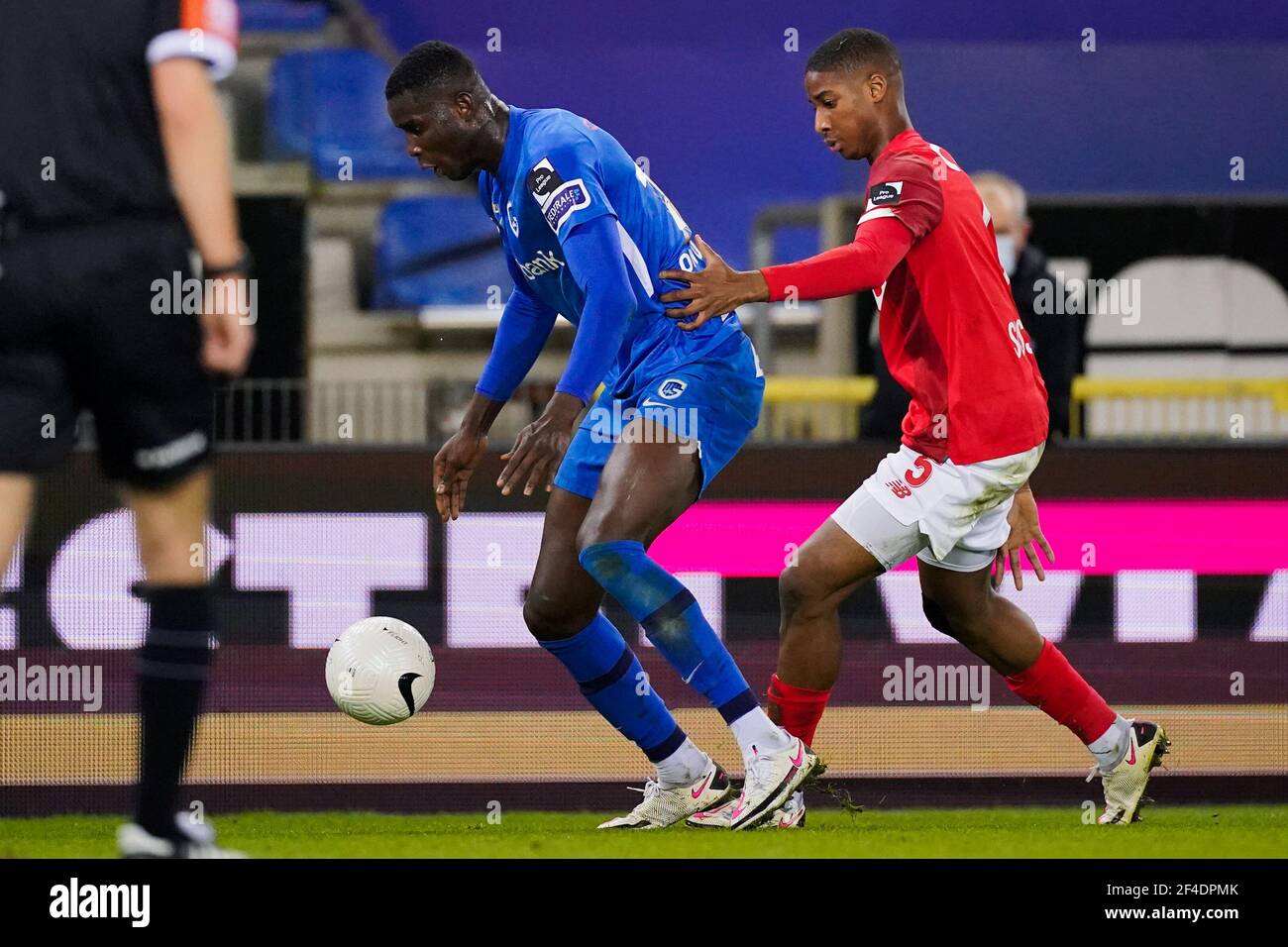 GENK, BELGIEN - 19. MÄRZ: Paul Onuachu von KRC Genk und Moussa Sissako von Standard de Liege während des Jupiler Pro League-Spiels zwischen KRC Genk und St Stockfoto