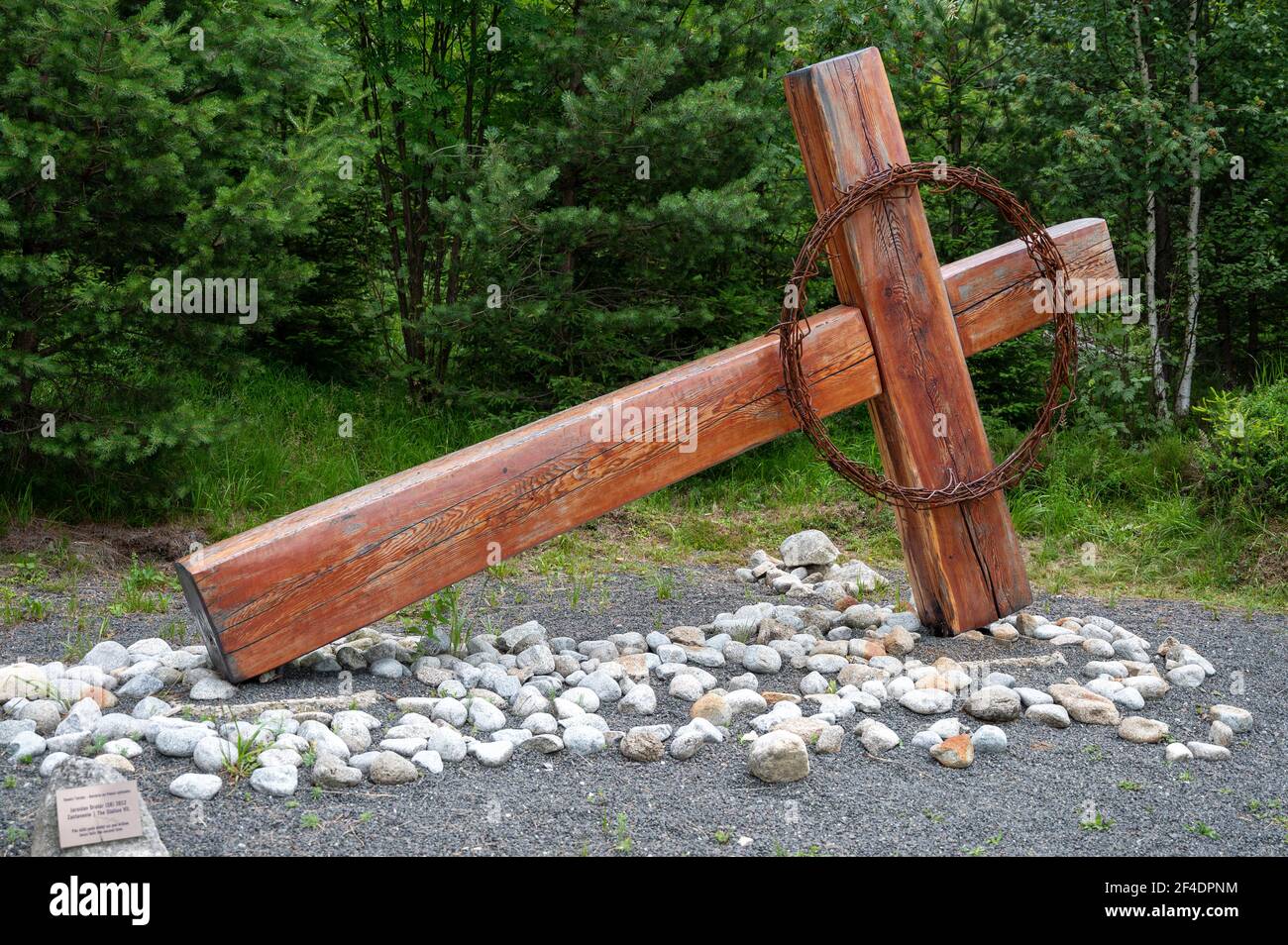 Station VII des Kreuzweges: Jesus fällt zum zweiten Mal. Kalvária na Peknú vyhliadku in Starý Smokovec, Slowakei. 2020/07/27. Stockfoto