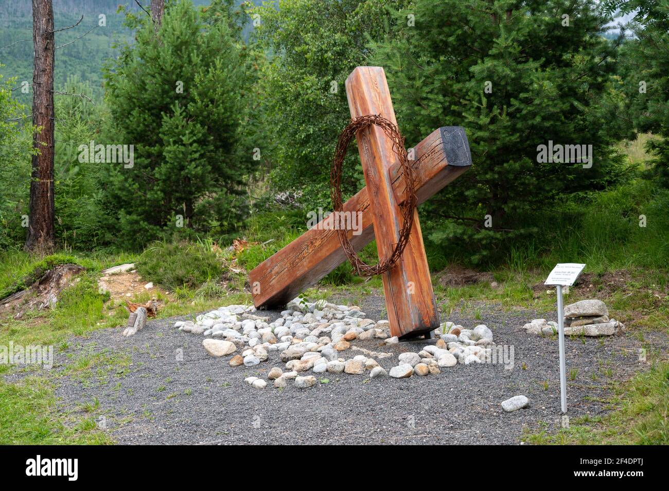 Station VII des Kreuzweges: Jesus fällt zum zweiten Mal. Kalvária na Peknú vyhliadku in Starý Smokovec, Slowakei. 2020/07/27. Stockfoto