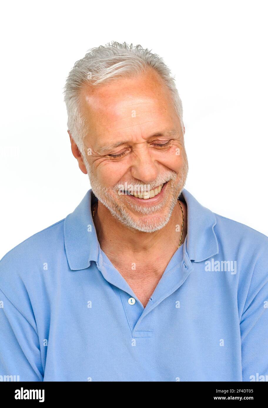 Porträt eines glücklichen älteren Mannes auf weißem Hintergrund. Stockfoto