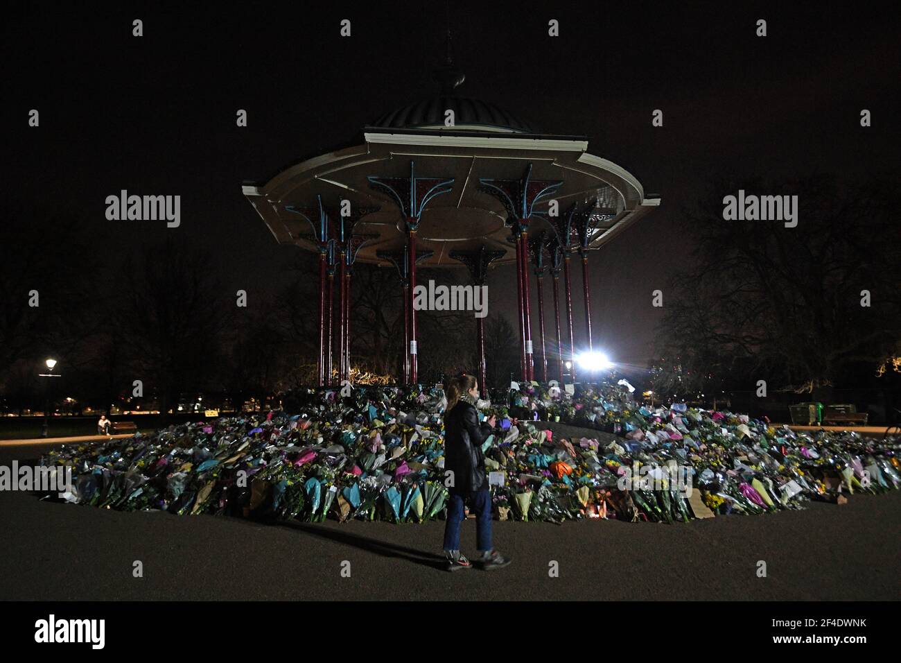 Eine Woche nach der Mahnwache werden im Londoner Clapham Common für Sarah Everard weiterhin florale Tribute hinterlassen. PC Wayne Couzens, 48, erschien im Old Bailey in London und wurde wegen der Entführung und Ermordung des 33-Jährigen angeklagt. Bilddatum: Samstag, 20. März 2021. Stockfoto