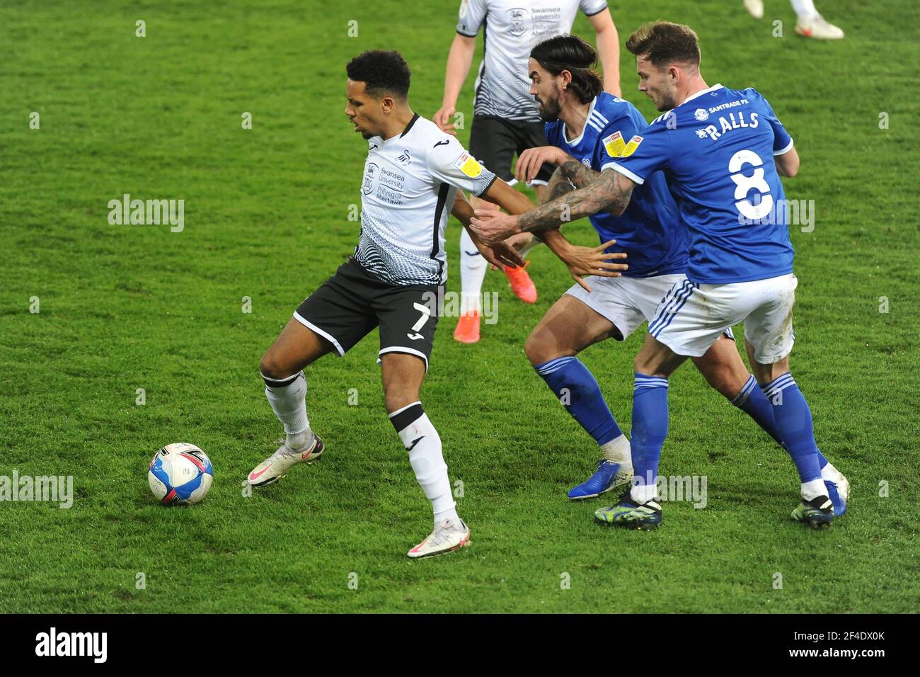 SWANSEA, WALES. 20th. MÄRZ: Korey Smith von Swansea City kommt am Samstag, den 20th. März 2021, beim Sky Bet Championship-Spiel zwischen Swansea City und Cardiff City im Liberty Stadium in Swansea zum ersten Mal an den Ball. (Quelle: Jeff Thomas) Quelle: MI News & Sport /Alamy Live News Stockfoto