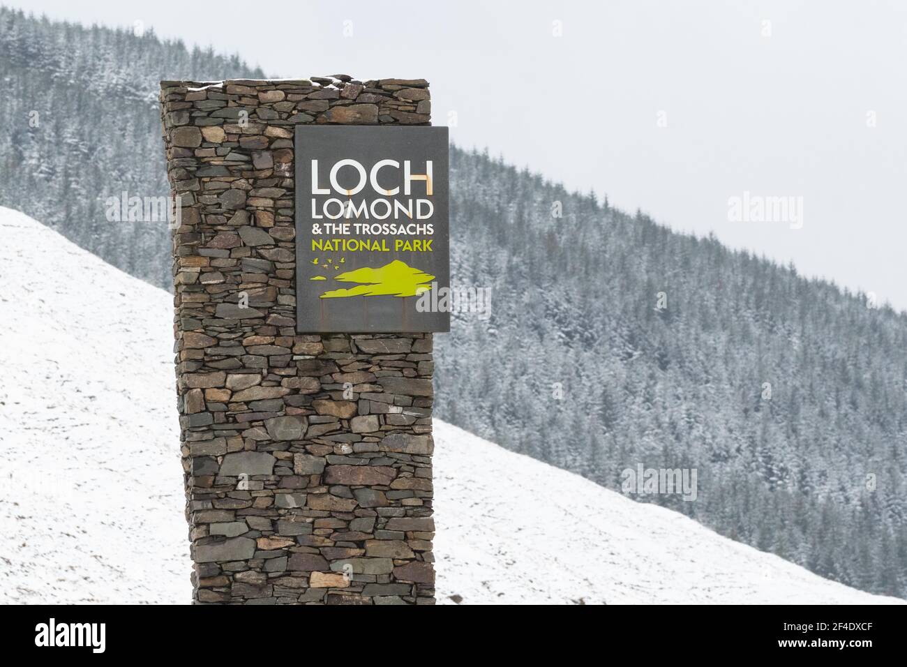 Loch Lomond und der Trossachs National Park Zeichen an der Grenze zwischen Stirling und Argyll und Bute council Bereiche auf der A82 Straße, Schottland, Großbritannien Stockfoto