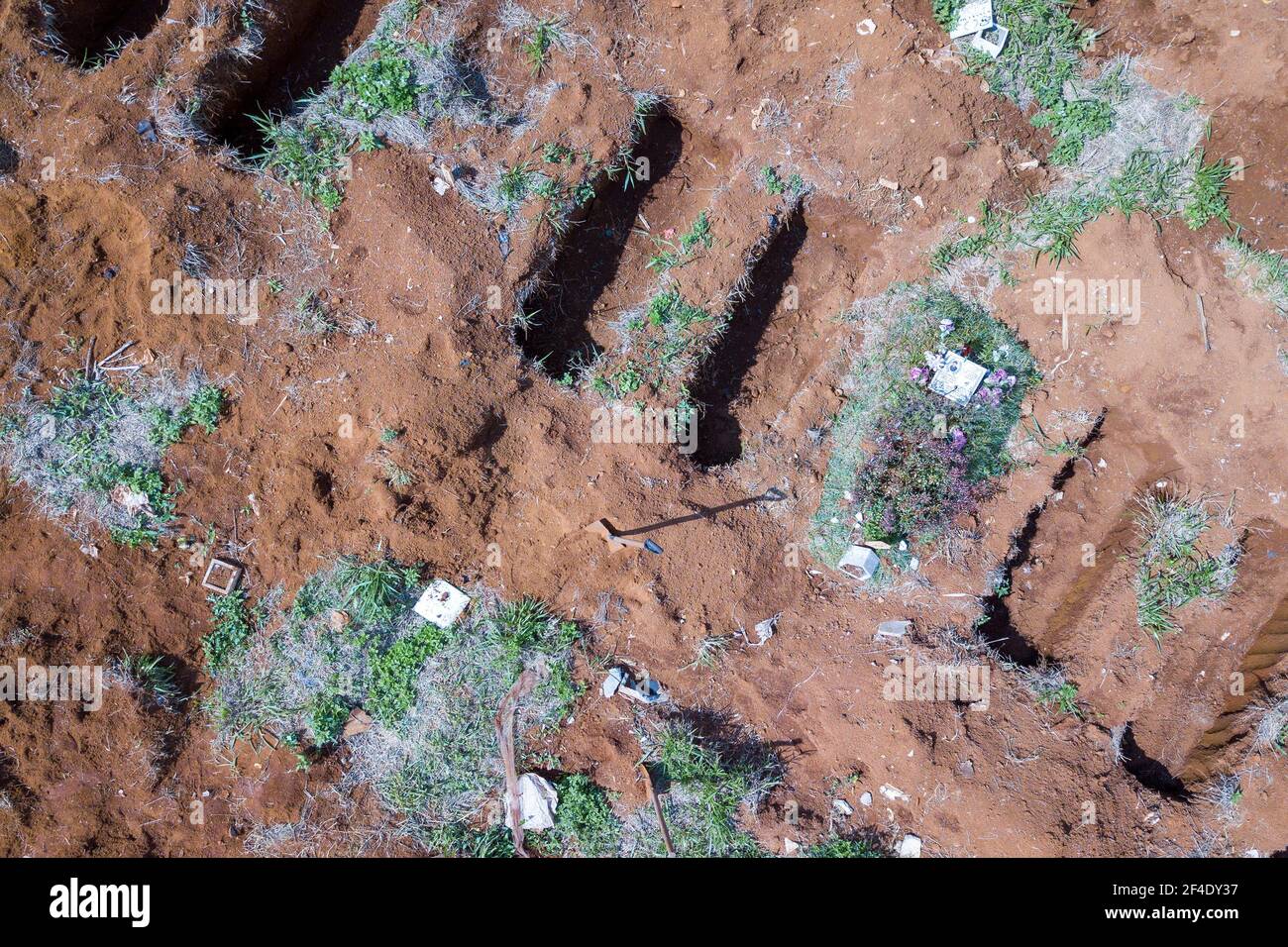 São PAUL0 (SP), 20.03.2021 - Stadt Coronavirus - Luftaufnahme der Bewegung auf dem Vila Formosa Friedhof auf der Ostseite von SP, an diesem Samstag (20). Neu Stockfoto