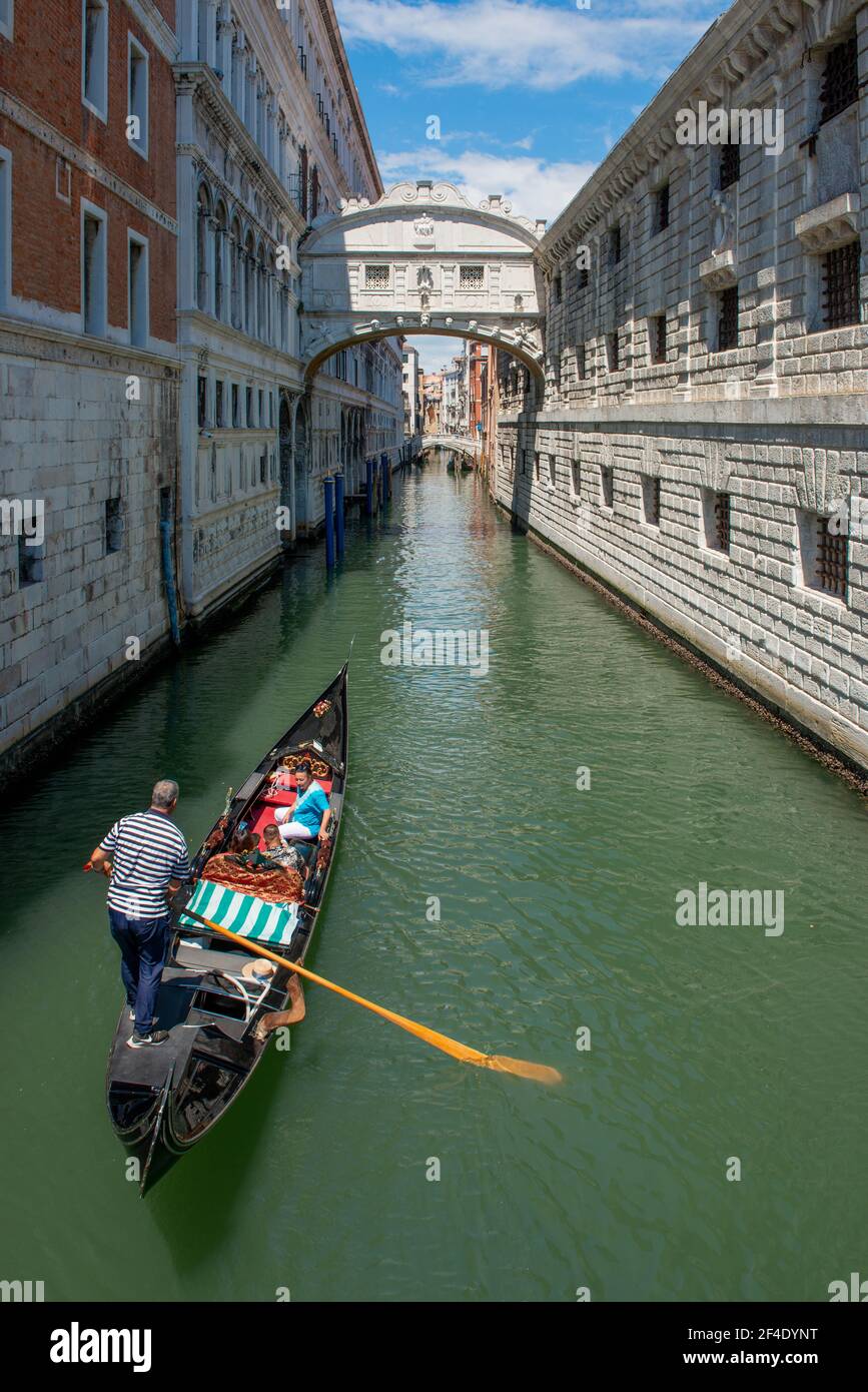 venedig italien juli 18 2020: Gondel mit Touristen an der Seufzerbrücke in venedig Stockfoto