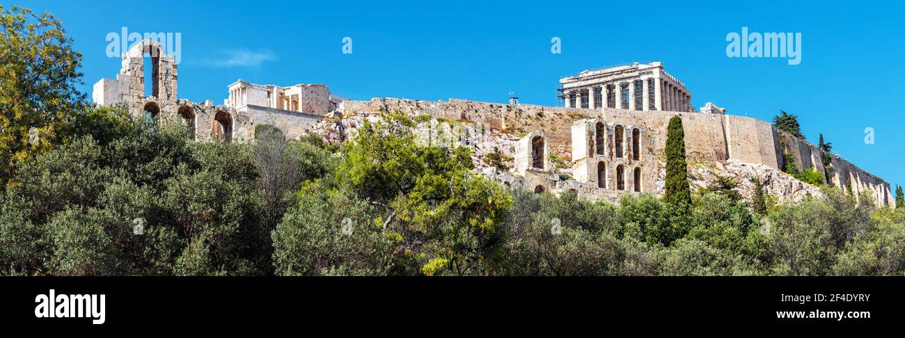 Panorama der Akropolis, Athen, Griechenland. Die Akropolis ist ein berühmtes Wahrzeichen und Monument von Athen. Panoramablick auf antike griechische Gebäude, alte Architektur Stockfoto