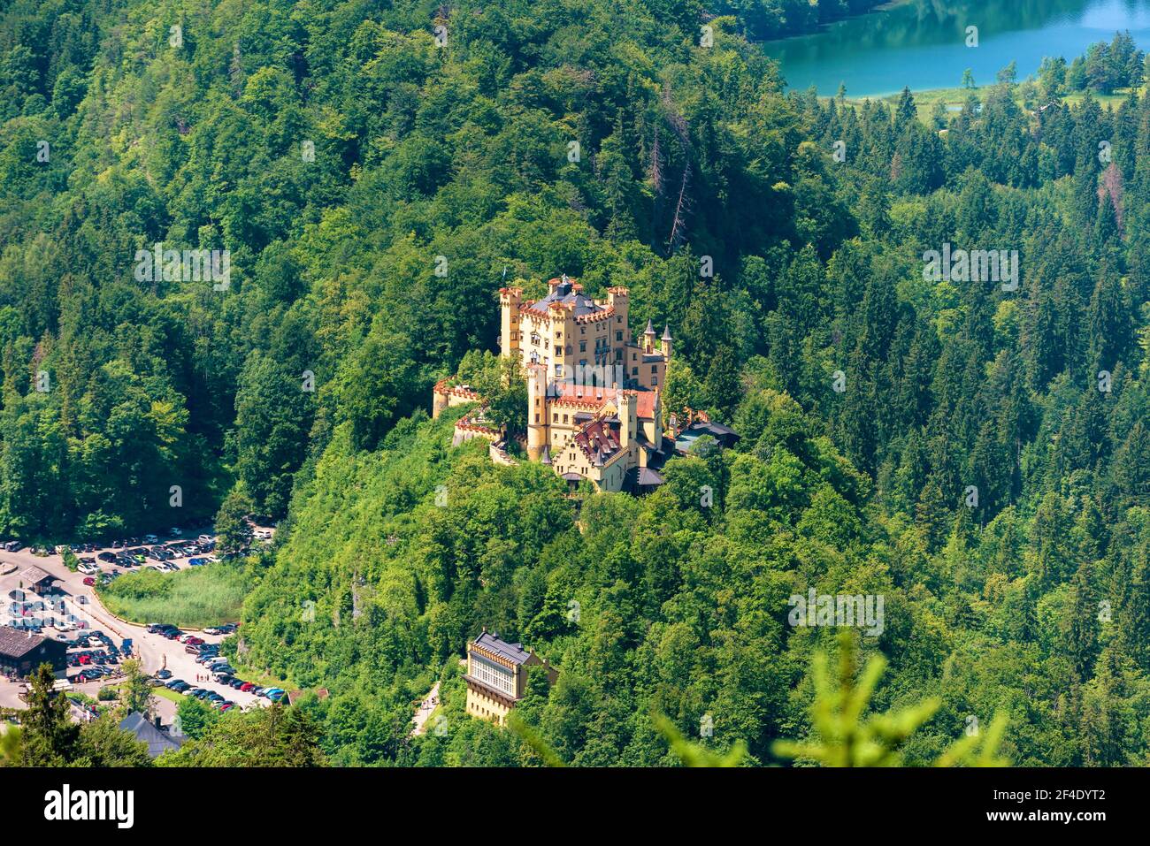 Luftaufnahme der Burg Hohenschwangau auf der Bergspitze, Deutschland, Europa. Alpenlandschaft mit deutschem Schloss Hohenschwangau wie Palast im Sommerwald Stockfoto