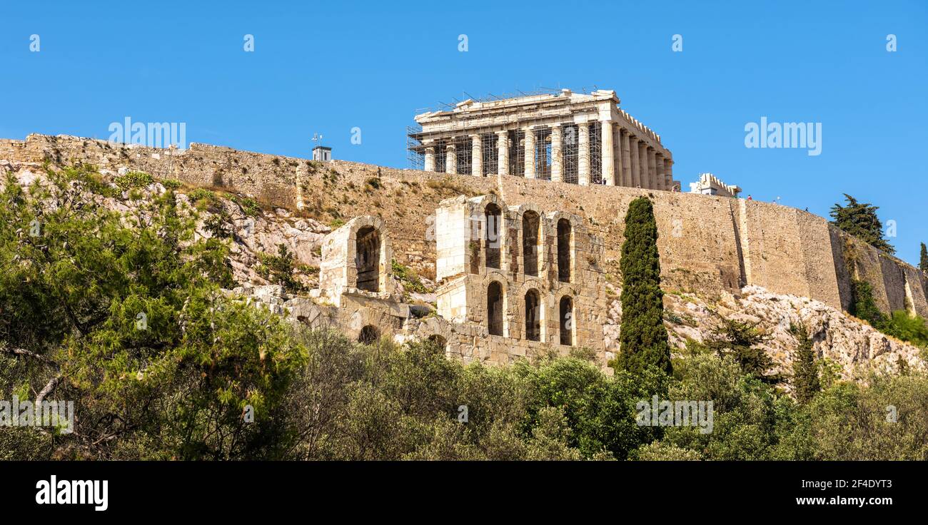 Akropolis von Athen, Griechenland. Landschaftlich schöner Blick auf den Parthenon-Tempel auf seiner Spitze. Dieser Ort ist berühmtes Wahrzeichen und Denkmal von Athen. Panorama der alten GRE Stockfoto