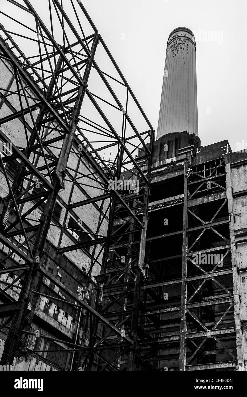 Old Metal Frame im Battersea Power Station by A White Kamin Stockfoto