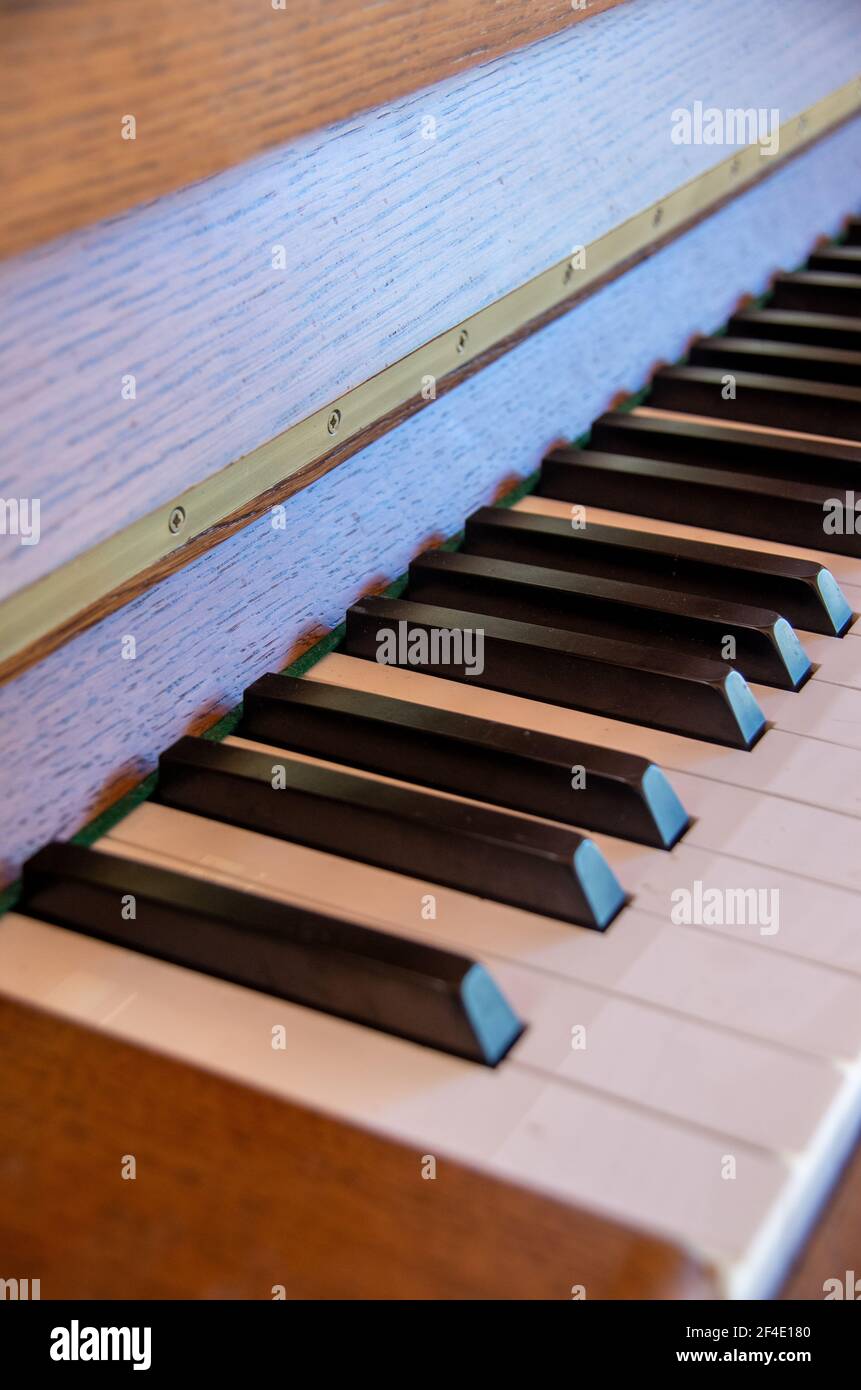 Keyboard eines Klaviers in einer interessanten Perspektive Stockfoto