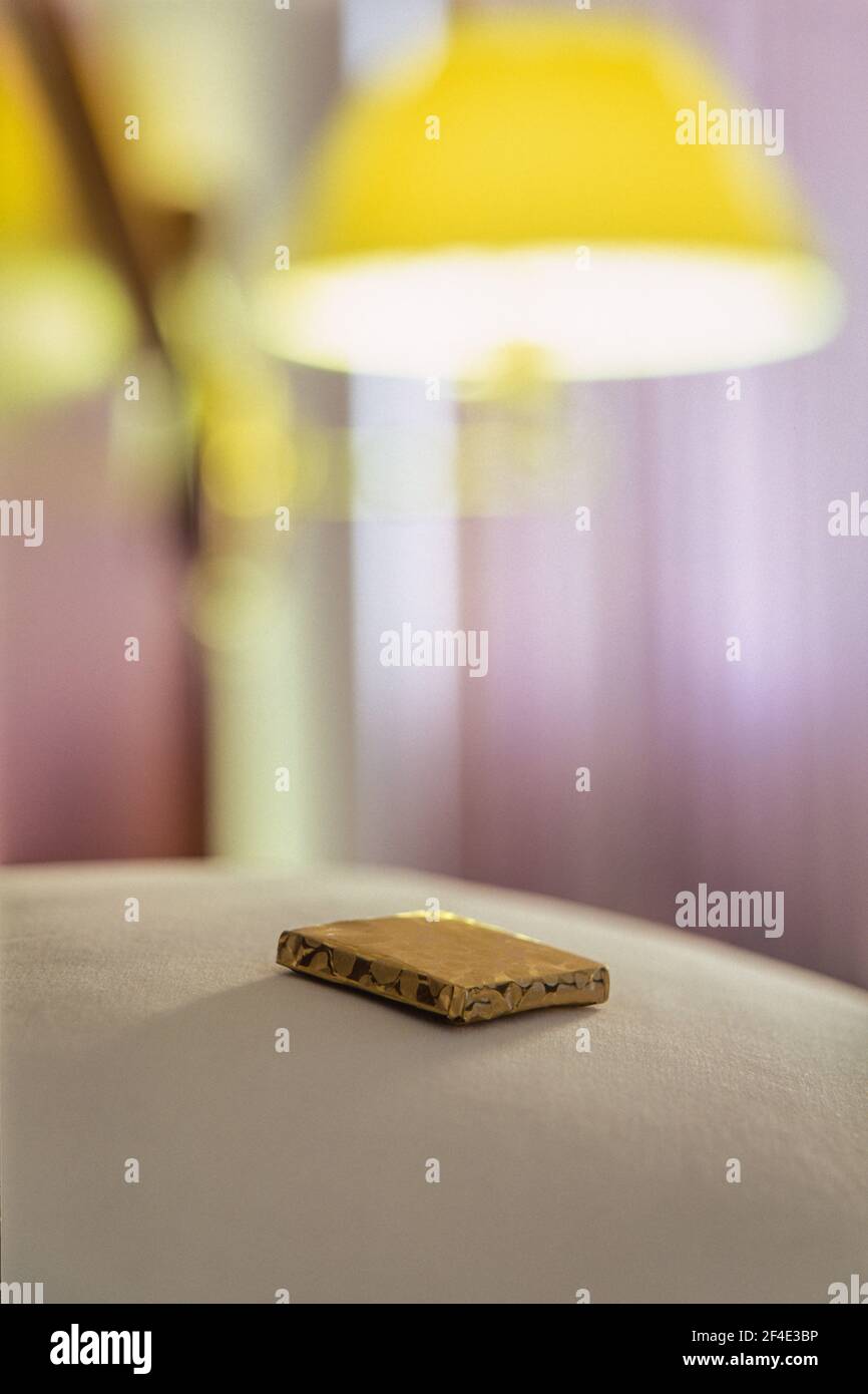 Eingewickelte Schokolade Minze auf Kissen im Hotel Stockfoto