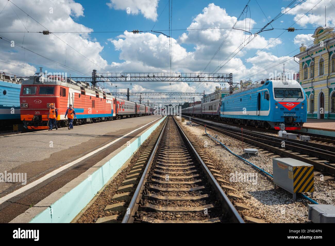 Züge am Bahnhof Irkutsk-Passaschirsky in der Stadt Irkutsk in Sibirien, Russland, eine wichtige Station entlang der Transsibirischen Eisenbahn. Stockfoto