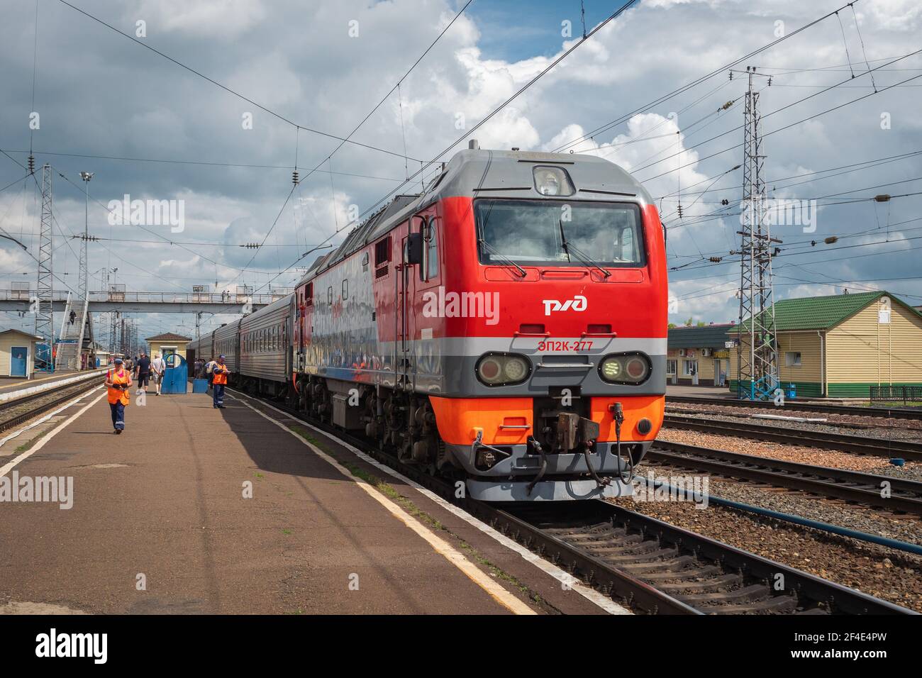 Zug am Bahnhof Nowosibirsk-Glavny in der Stadt Nowosibirsk in Russland, ein wichtiger Halt entlang der Transsibirischen Eisenbahn. Stockfoto