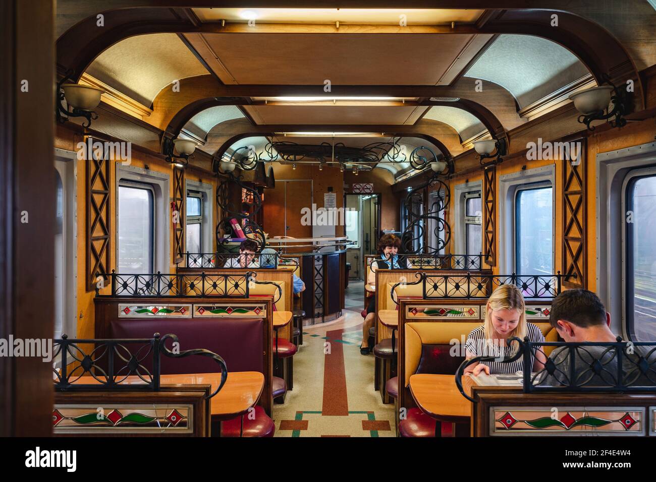 Passagiere im Restaurantwagen an Bord der Transsibirischen Eisenbahn in Sibirien, Russland. Stockfoto