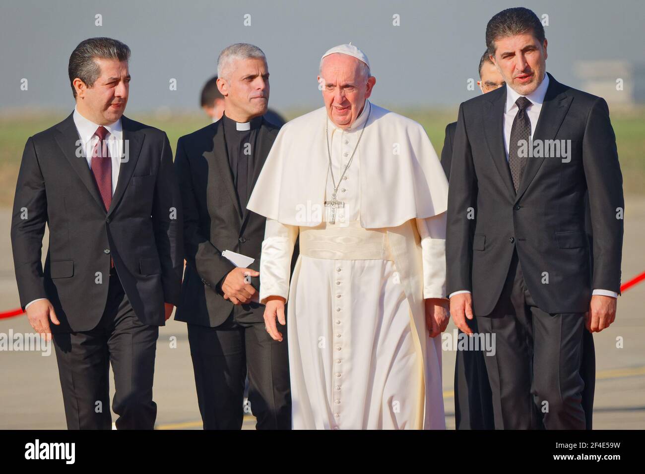 Erbil, Irak. Papst Franziskus wird am Flughafen von Ministerpräsident Masrour Barzani (links) und Präsident Nechirvan Barzani (rechts) begrüßt. Kredit: MLBARIONA Stockfoto