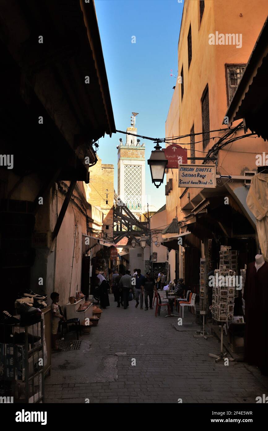 Belebte Straßen in der Fes Medina, Marokko Stockfoto