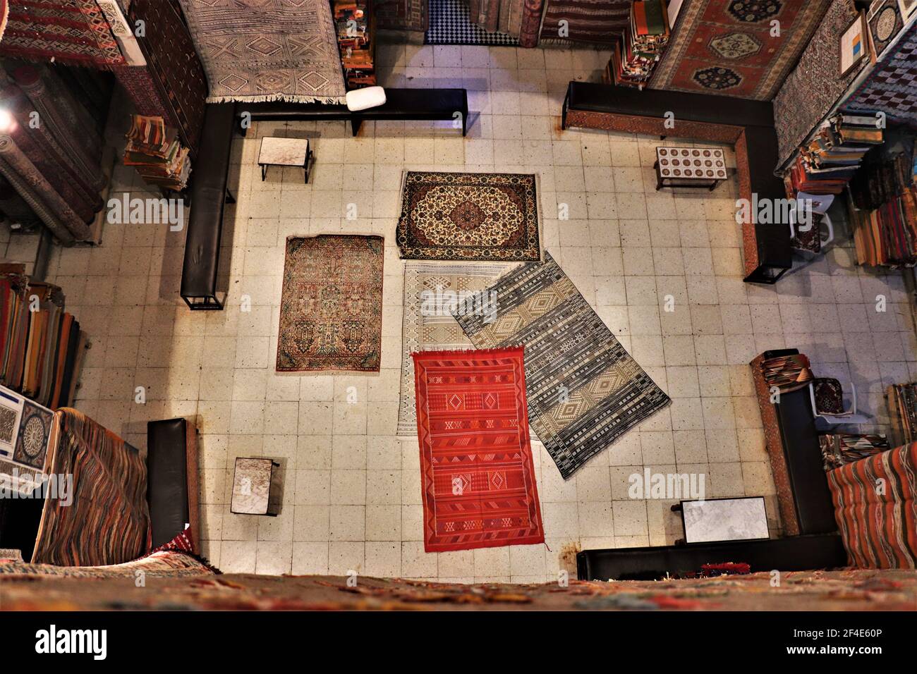 Im Inneren einer Teppichwerkstatt in der Medina von Fez, Marokko Stockfoto