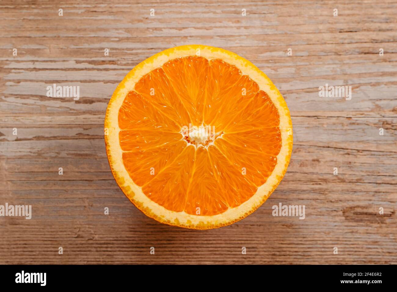 Blick von oben auf frisch geerntete Früchte. Süß saftig halb geschnitten orange auf Holztisch. Gesunde Ernährung Vitamin C.Sommer tropische Früchte Essen Konzept flat la Stockfoto