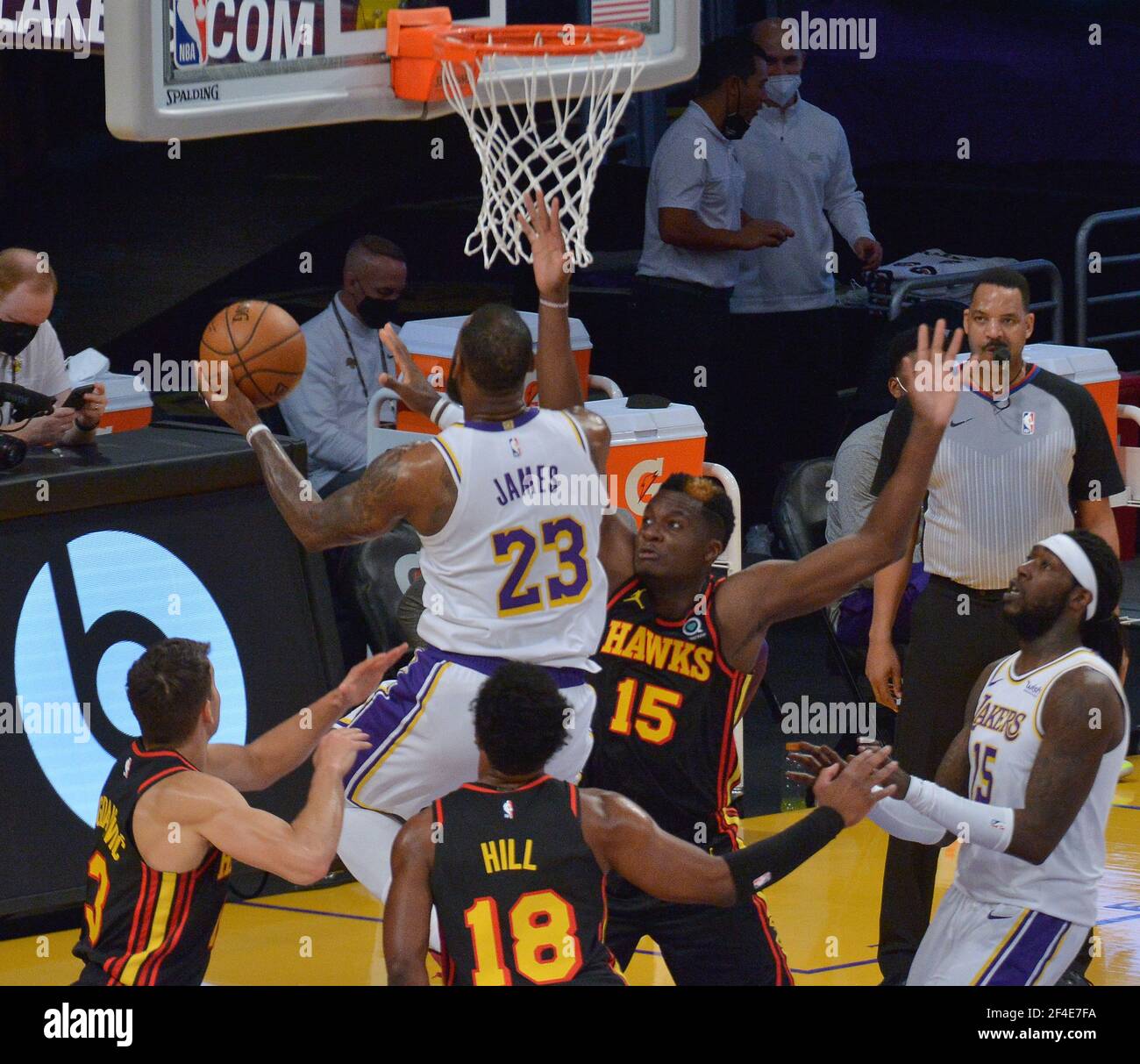 Los Angeles, Usa. März 2021, 20th. Los Angeles Lakers' Stürmer LeBron James punktet im Atlanta Hawks' Center Clint Capela in der ersten Halbzeit im Staples Center in Los Angeles am Samstag, den 20. März 2021. Le Bron James bat darum, nach einer Verletzung am rechten Knöchel aus dem Spiel genommen zu werden. Ohne James verloren die Lakers an die Hawks 99-94. Foto von Jim Ruymen/UPI Kredit: UPI/Alamy Live Nachrichten Stockfoto