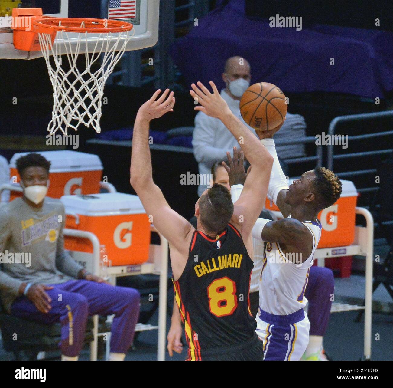 Los Angeles, Usa. März 2021, 20th. Dennis Schroder, Wache von Los Angeles Lakers, punktet in der ersten Halbzeit im Staples Center in Los Angeles am Samstag, den 20. März 2021, gegen Danilo Gallinari von Atlanta Hawks. Le Bron James bat darum, nach einer Verletzung am rechten Knöchel aus dem Spiel genommen zu werden. Ohne James verloren die Lakers an die Hawks 99-94. Foto von Jim Ruymen/UPI Kredit: UPI/Alamy Live Nachrichten Stockfoto