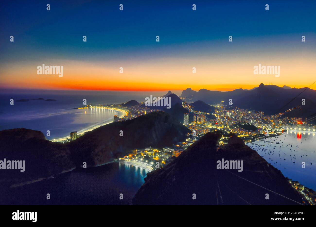 Sonnenuntergang über Rio de Janeiro und Copacabana, Brasilien, vom berühmten Zuckerhut Stockfoto