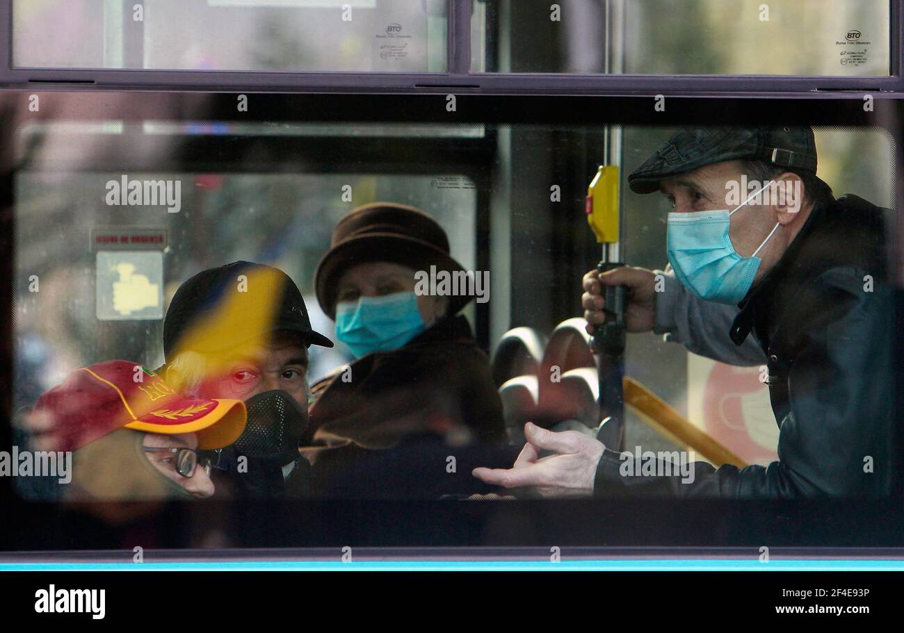Bukarest, Rumänien. März 2021, 20th. Menschen mit Gesichtsmasken werden während der Pandemie COVID-19 in Bukarest, Rumänien, am 20. März 2021 in einem Bus gesehen. Die Zahl der COVID-19-Patienten auf der Intensivstation (ITS) in Rumänien erreichte am Freitag 1.313, ein Rekordhoch seit dem Ausbruch, aber Premierminister Florin Citu sagte, dass neue Einschränkungen vorerst nicht berücksichtigt werden würden. Quelle: Cristian Cristel/Xinhua/Alamy Live News Stockfoto