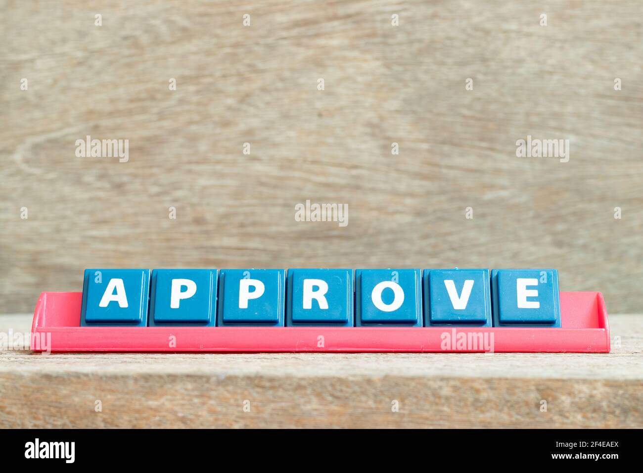 Tile Alphabet Buchstaben mit Wort genehmigen in roter Farbe Rack Auf Holzhintergrund Stockfoto