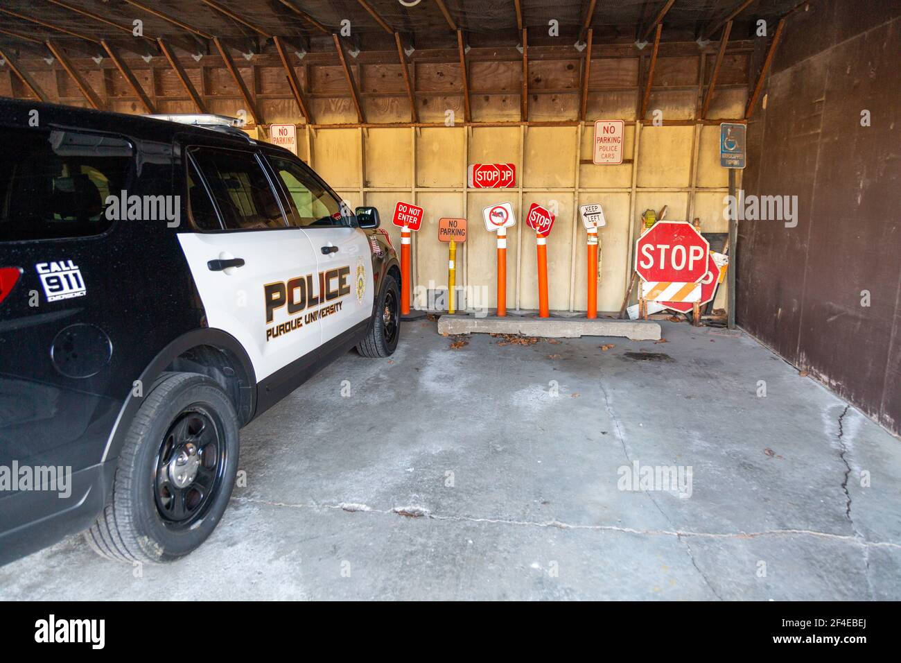 Ein 2018 Ford Explorer Police Interceptor SUV sitzt mit einer Reihe von Verkehrskontrollschildern unter einem Carport an der Purdue University Fort Wayne. Stockfoto
