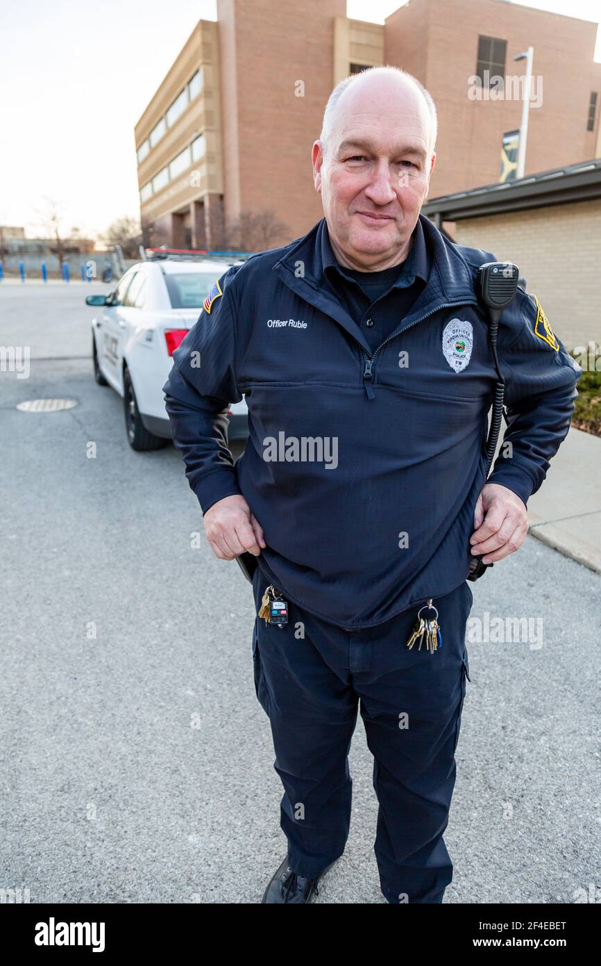 Ein Polizist hält auf dem Campus der Purdue University Fort Wayne für ein Foto an. Stockfoto