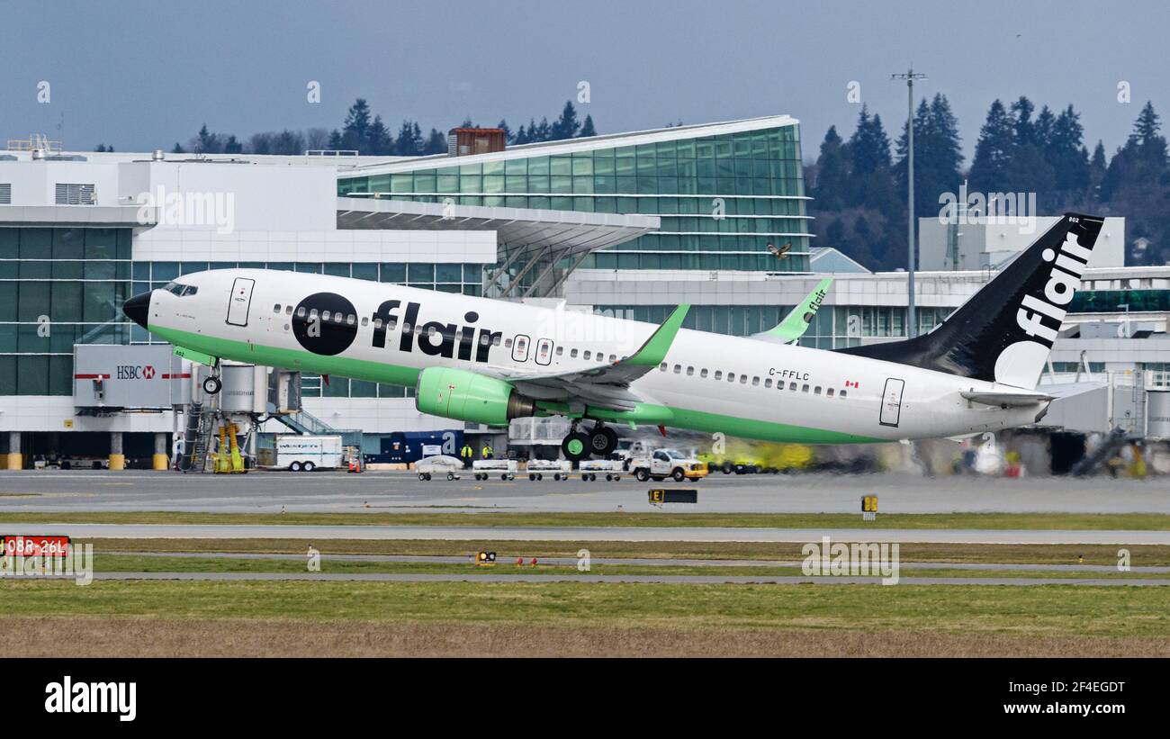 Richmond, British Columbia, Kanada. März 2021, 5th. Ein Flair Airlines Boeing 737-800 Jet (C-FFLC) hebt vom Vancouver International Airport ab. Quelle: Bayne Stanley/ZUMA Wire/Alamy Live News Stockfoto