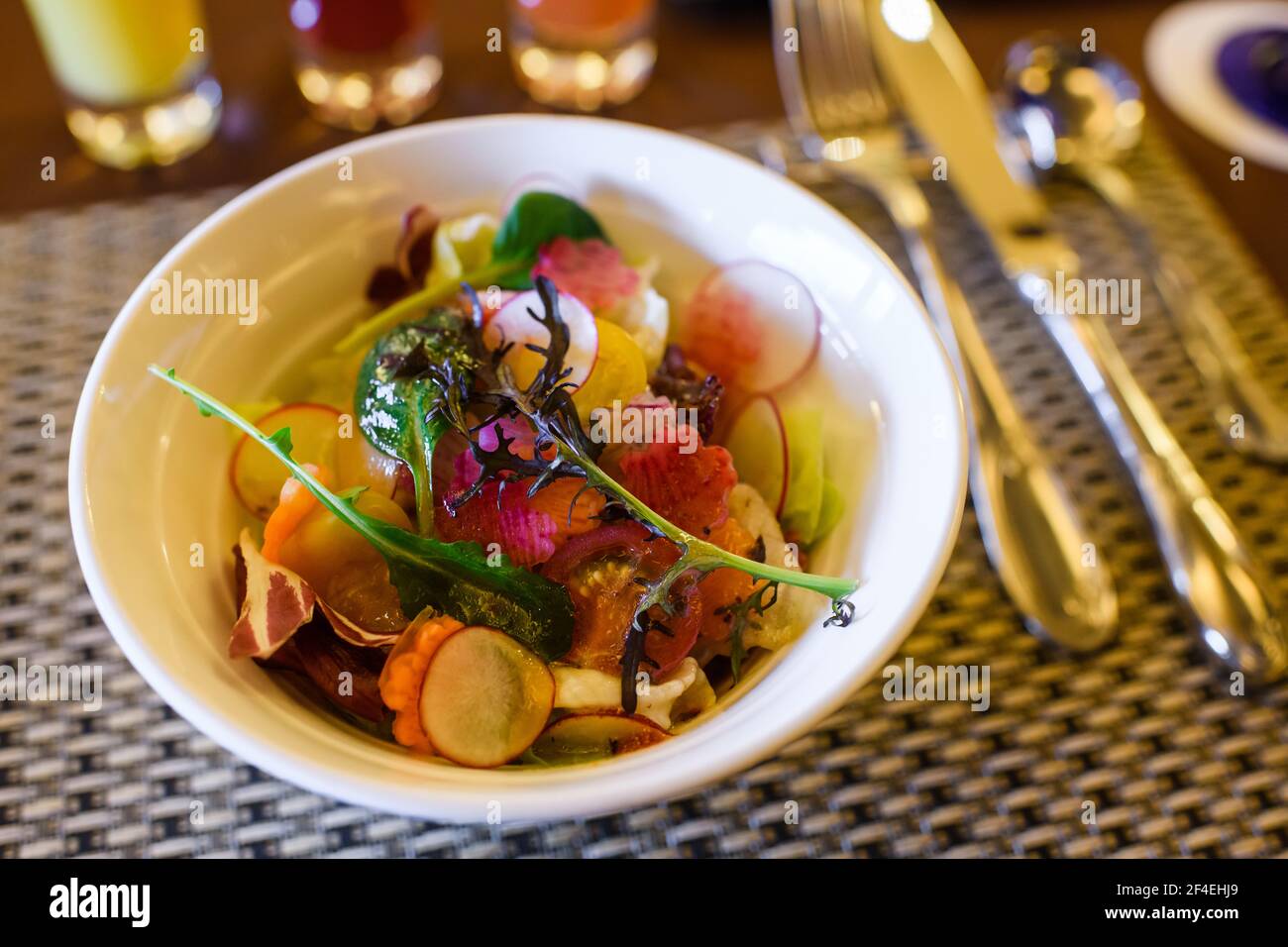 Gesunder und nahrhafter veganer Salat mit japanischem Dressing in weißer Schale. Stockfoto