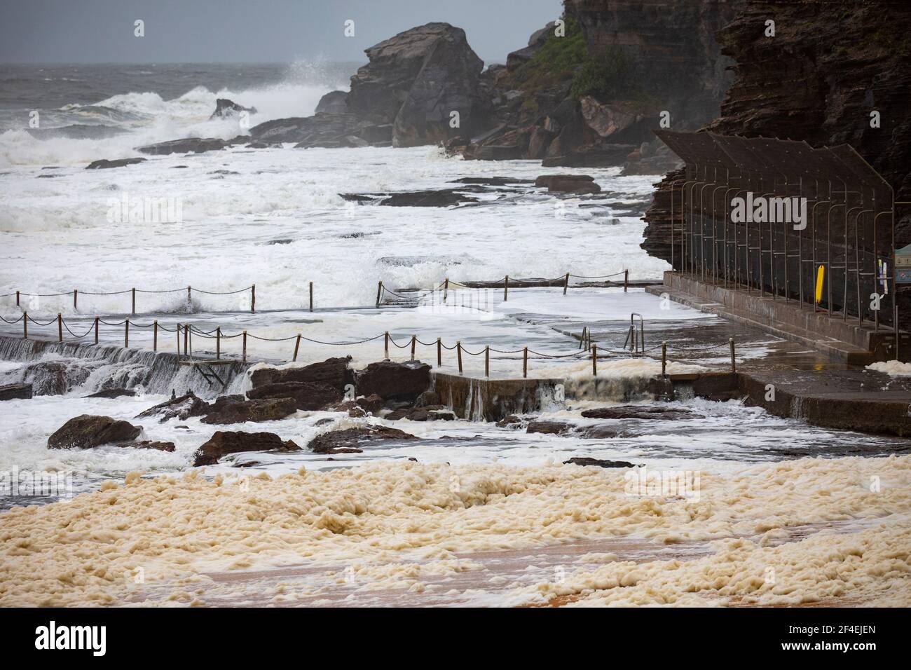 Sydney, wildes Wetter und Stürme schlagen die Küste am Avalon Beach in Sydney während der Überschwemmungen im März 21 in NSW, Australien Stockfoto