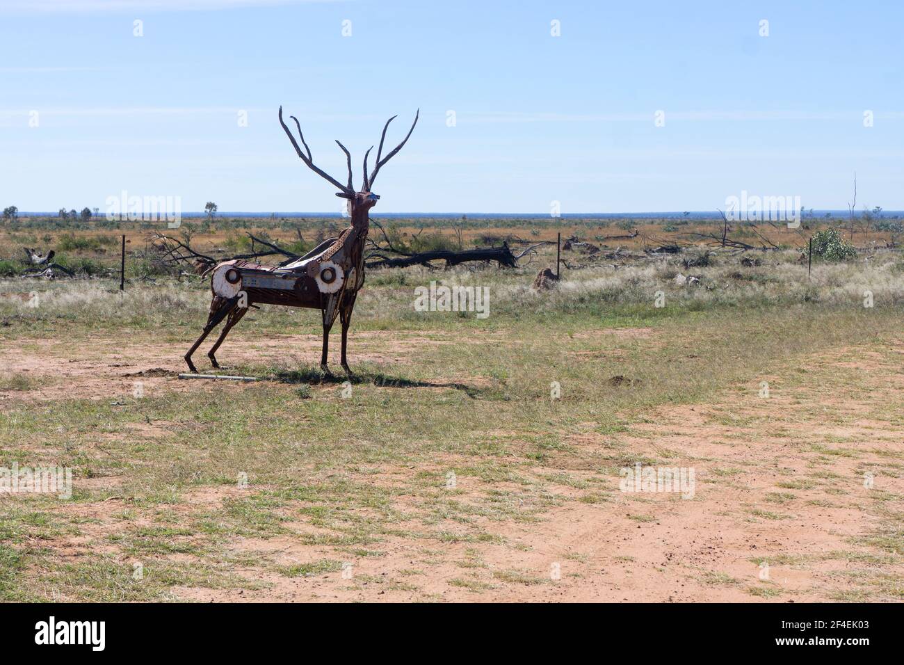 Schrott-Metallskulptur eines Hirsches in der Nähe von Aramac, Outback Queensland, Australien auf dem Lake Dunn Skulpturenpfad für Touristen geschaffen. Stockfoto