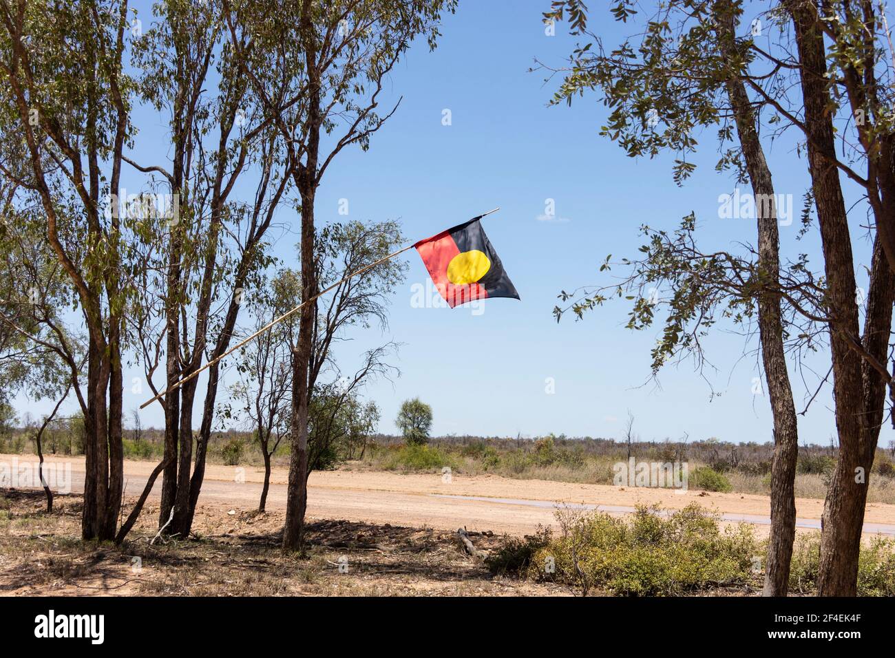 Eine australische Aborigine-Flagge, die aus Protest gegen den Bergbau an der Mine Adani Bravus Carmichael im Gallillee Basin, Central Queensland, geflogen wurde. Stockfoto