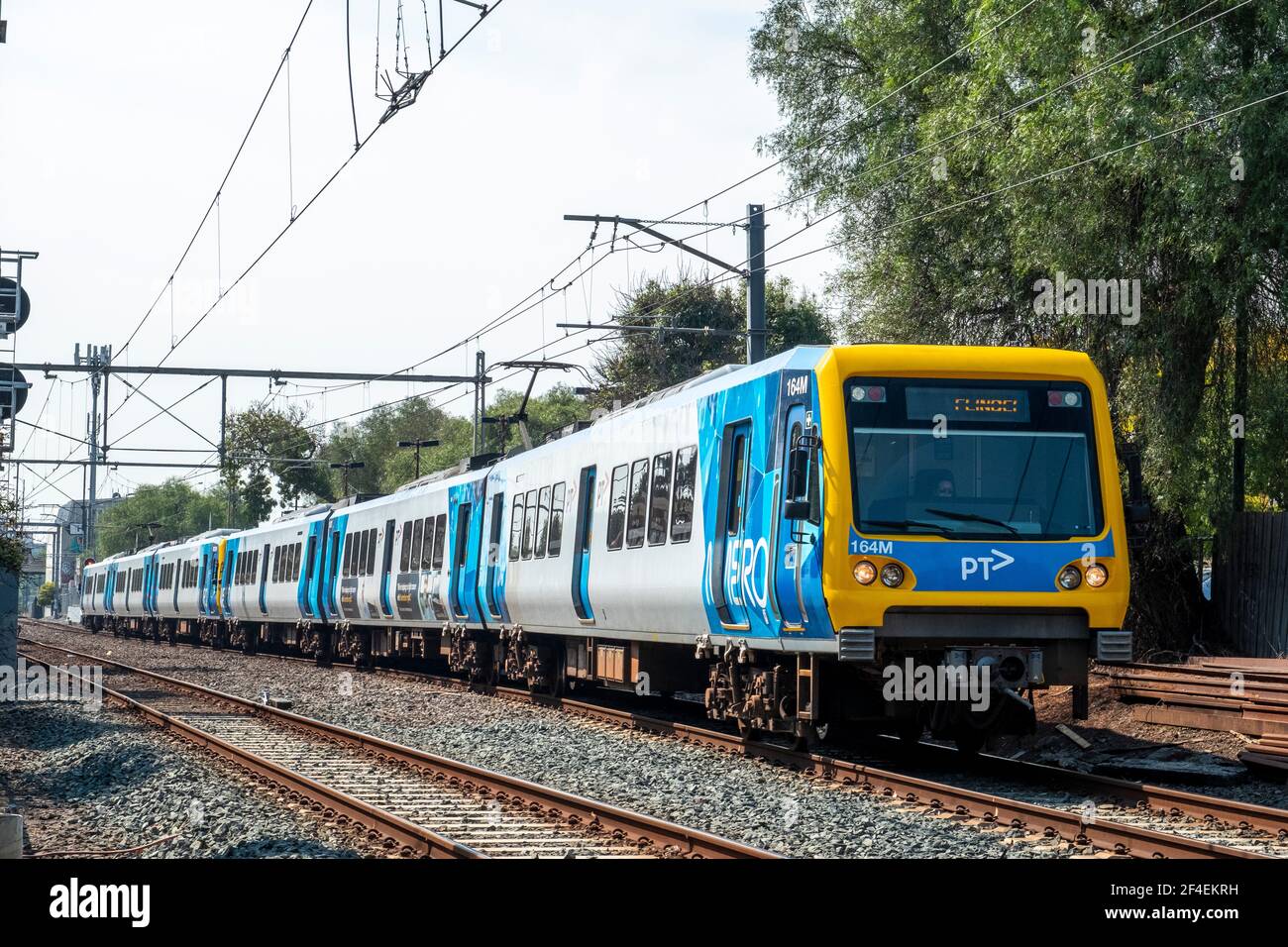 Eine U-Bahn, die durch die Vororte von Melbourne, Victoria, Australien fährt. Stockfoto