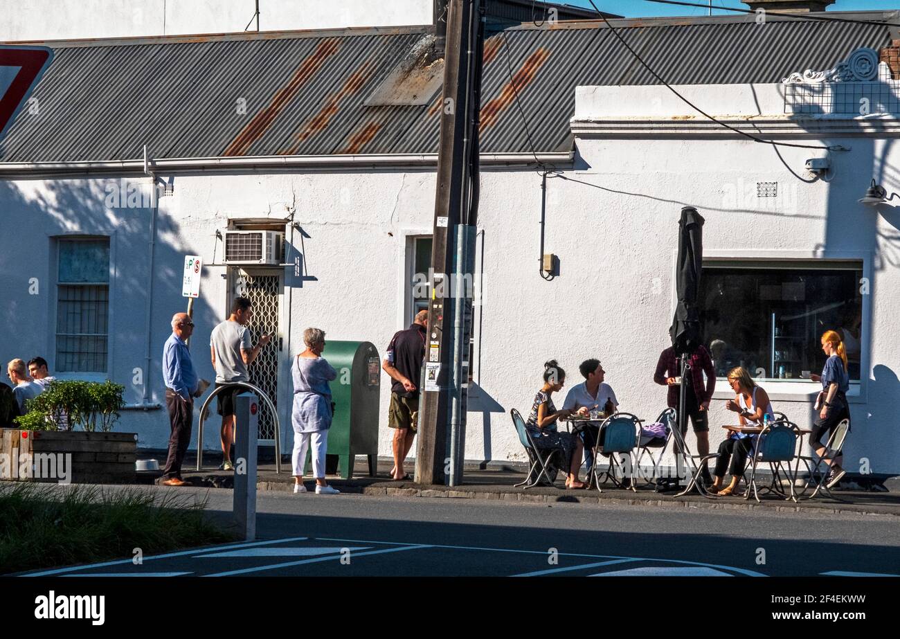 Gäste genießen die Sonne in einem Café im Freien in Clifton Hill, Melbourne, Victoria, Australien Stockfoto