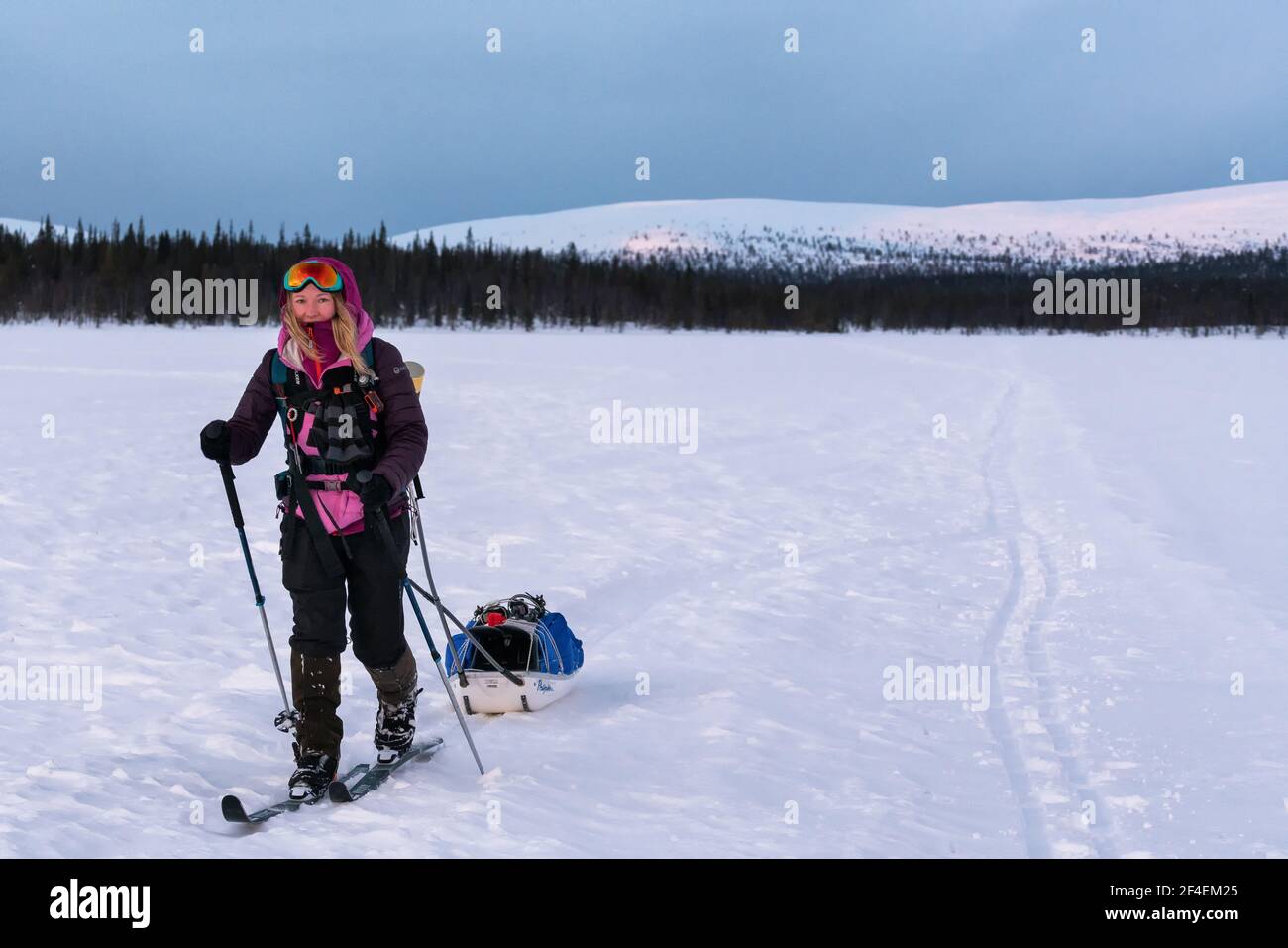 Eine glückliche Skitourengeherin im Urho-Kekkonen-Nationalpark, Sodankylä, Lappland, Finnland Stockfoto