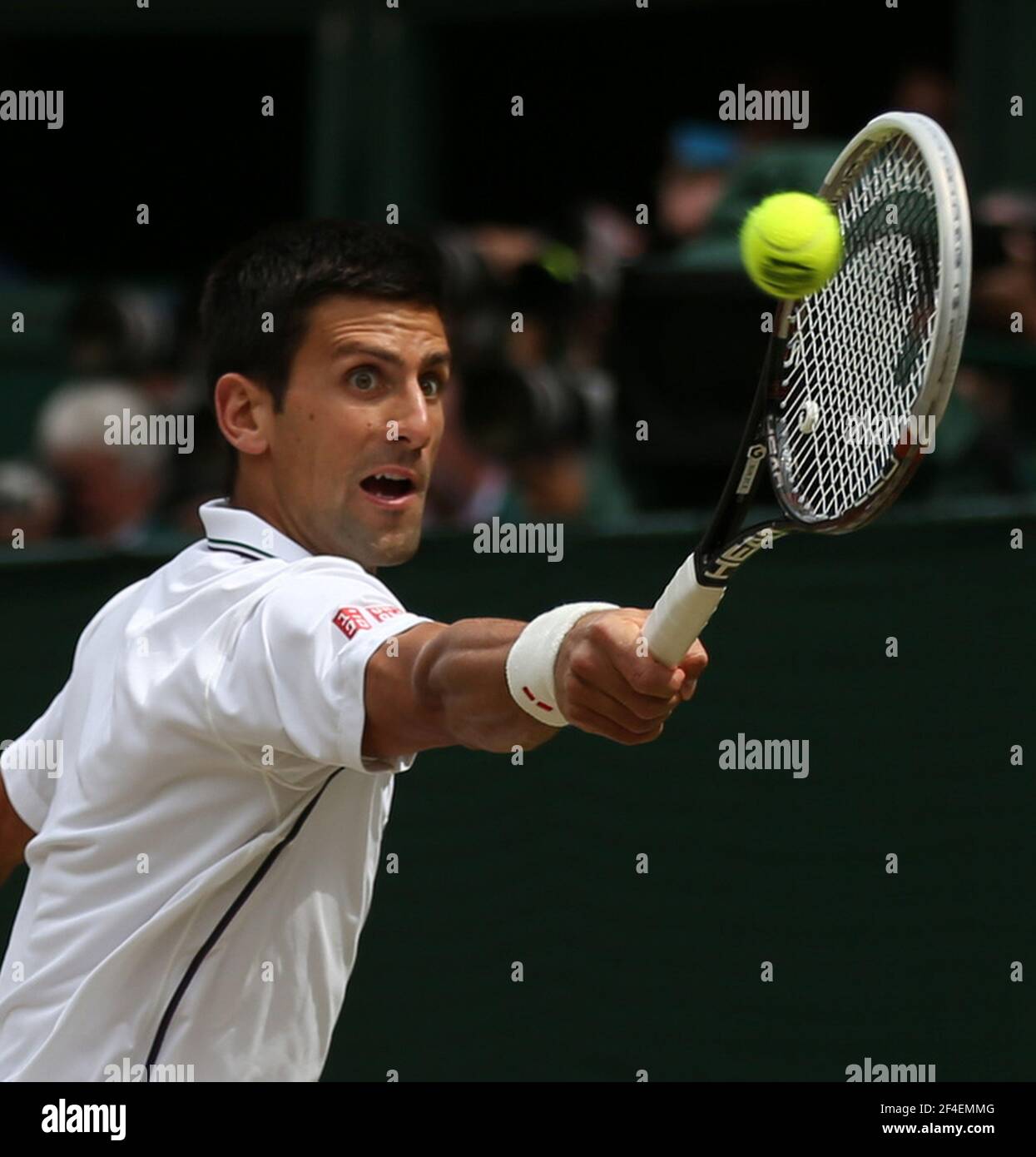 LONDON, ENGLAND - Juli 06: Novak Djokovic aus Serbien besiegt Roger Federer  von der Schweiz während des Herren Singles Finale an Tag 13 der Wimbledon  Lawn Tennis Meisterschaften bei den All England