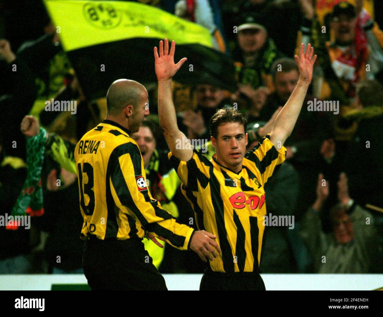 Dortmund, Deutschland 10,11.2000, Fußball: Bundesliga-Saison 2000/01, Borussia Dortmund (BVB, gelb) gegen Hertha BSC Berlin (blau) 2:0 - Billy REINA und Lars RICKEN (BVB) Stockfoto