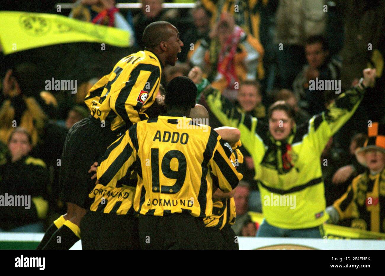 Dortmund, Deutschland 10,11.2000, Fußball: Bundesliga-Saison 2000/01, Borussia Dortmund (BVB, gelb) gegen Hertha BSC Berlin (blau) 2:0 - Dortmund feiert Stockfoto